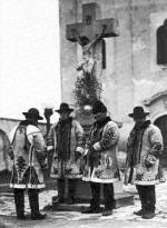 99. Sokc frfiak hossz kdmnben, Mohcs (Baranya megye). Gnyey Sndor felvtele, 1923 (Nprajzi Mzeum, Budapest)