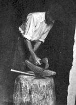 200. Bognr szekercvel, Tahittfalu (Pest megye). Sz. Raffay Anna felvtele, 1951 (Nprajzi Mzeum, Budapest)
