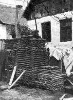 194. Mglyba rakott horddongk, Dercen (Bereg megye). K. Kovcs Lszl felvtele, 1940 (Nprajzi Mzeum, Budapest)